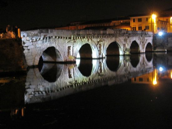 Immagine notturna del ponte di tiberio.
